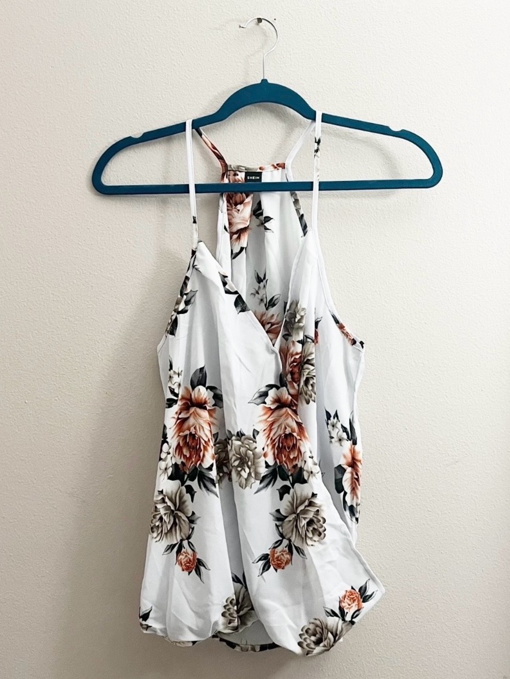 5/$15 🩷 MUST BUNDLE SHEIN White Floral Halter Cami with Peach & Taupe Blooms